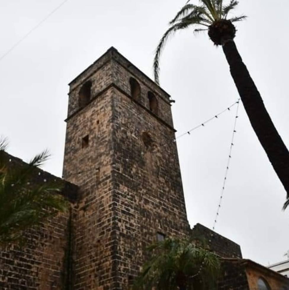 El fuerte viento arranca el reloj del campanario de San Bartolomé de Xàbia (Alicante)