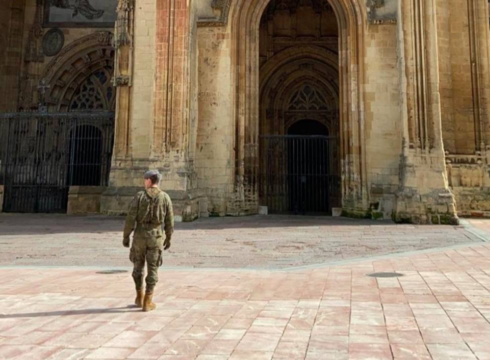 Un militar del Ejército de Tierra, frente a la Catedral de Oviedo