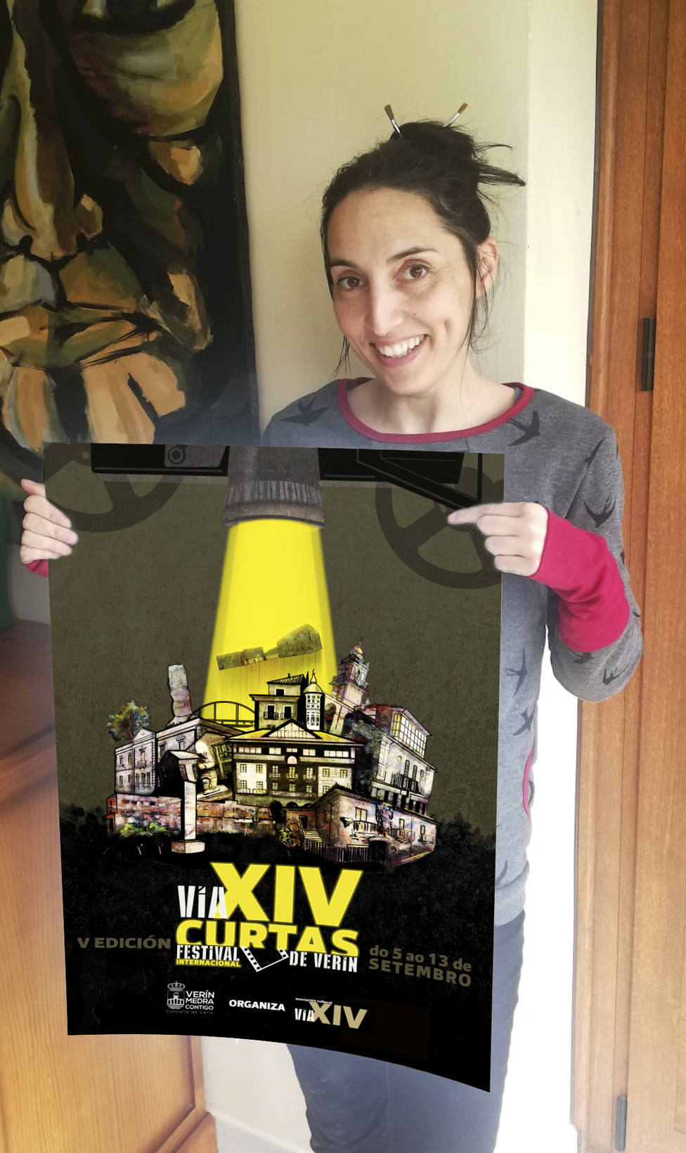 La diseñadora Olalla Diéguez posa con el cartel anunciador del FIC VIA XIV.j