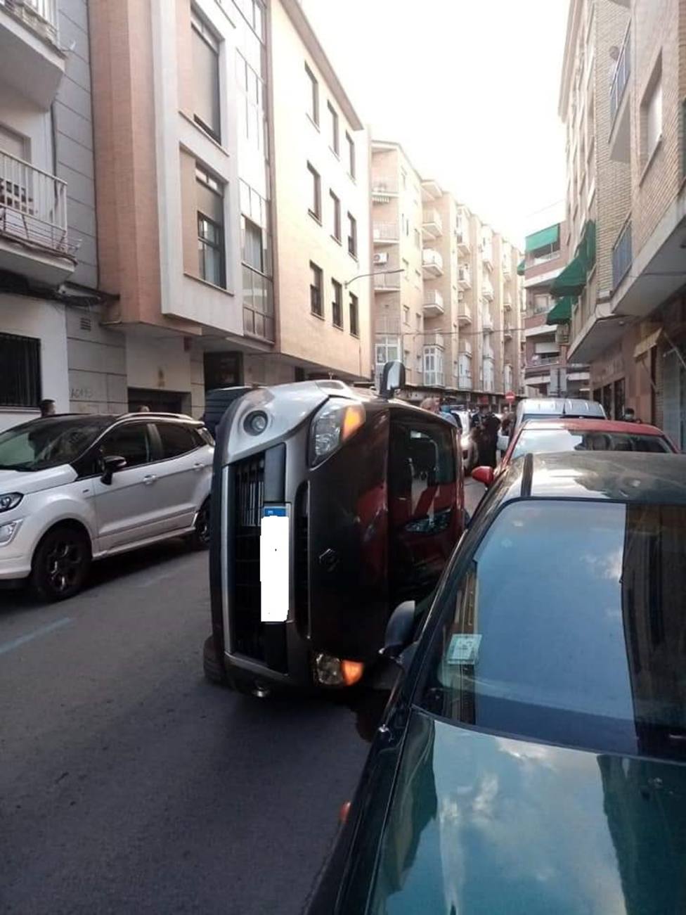 Vehículo volcado en la calle Libertad de Ciudad Real