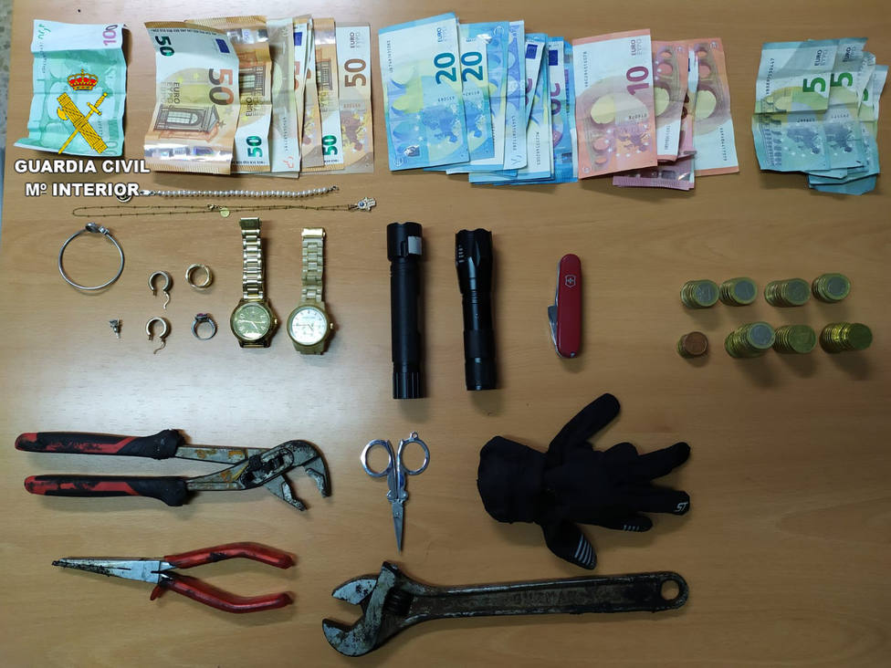 Objetos y dinero incautado a los detenidos de la banda organizada de Europa del Este