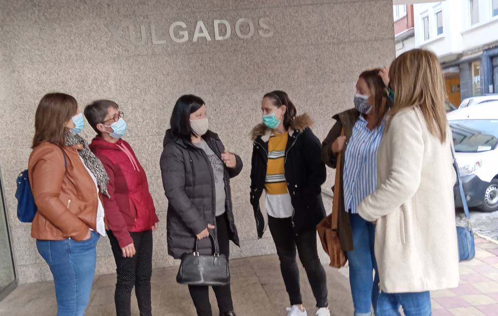 Algunas de las trabajadoras de la DomusVi a la puertas de la sede judicial en Ferrol - FOTO: CIG