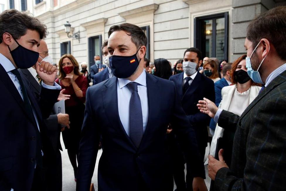 El líder de Vox, Santiago Abascal, arropado por diputados de su grupo en las afueras del Congreso