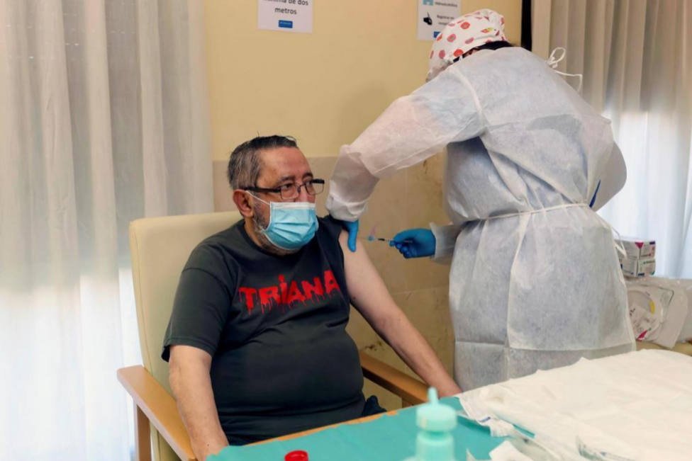 Vicente (72 años) el primer extremeño en recibir la vacuna contra la covid en la residencia Rosalba de Mérida