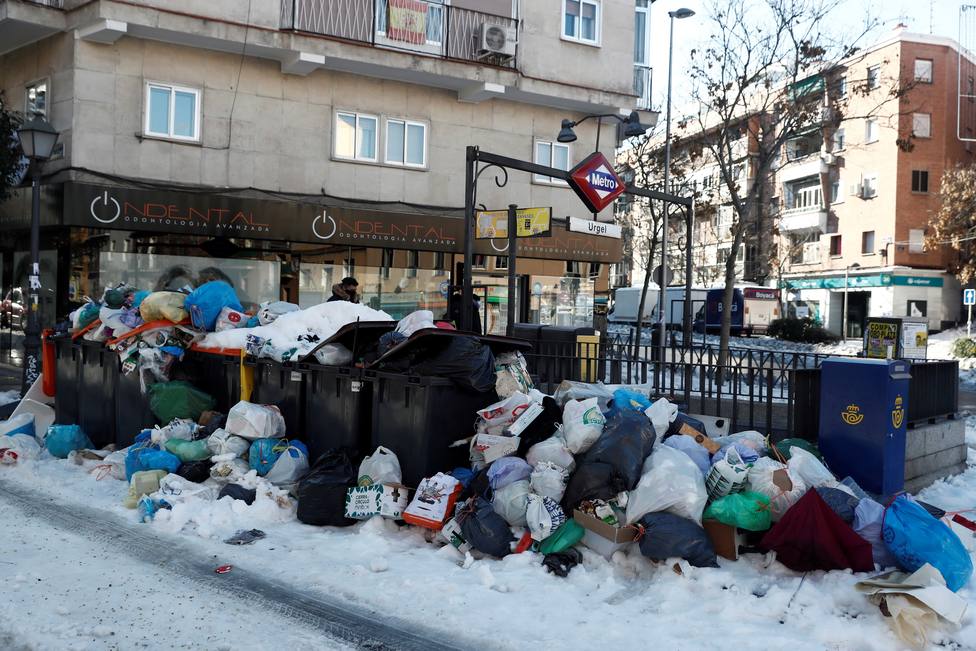 La recogida de basuras se reauna en Madrid y Almeida asegura que se normalizará en dos días
