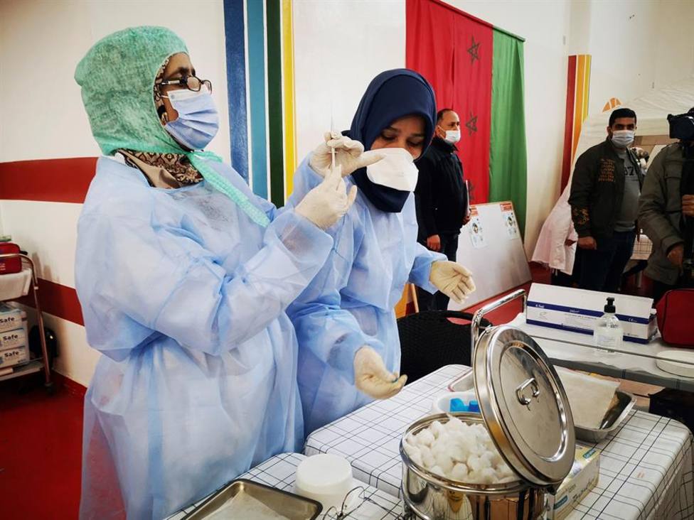 Enfermeras preparan jeringuillas en un centro sanitario en Salé, cerca de Rabat (Marruecos)