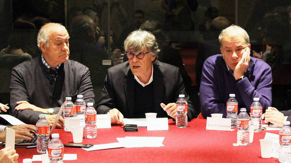 Simón Casas, presidente de ANOET, flanqueado por los vicepresidentes Ramón Valencia y Óscar Chopera