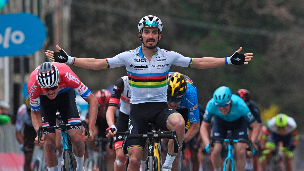 Julain Alaphilippe celebra su triunfo en la segunda etapa de la Tirreno Adriático. CORDONPRESS