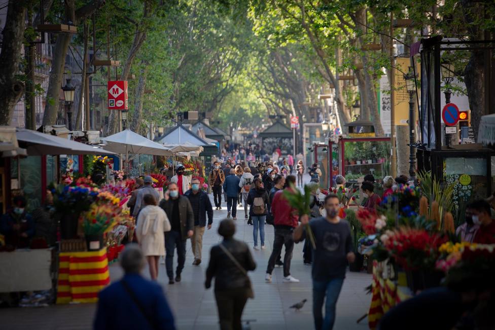 Varias personas caminan por las Ramblas de Barcelona en el día de Sant Jordi, a 23 de abril de 2021