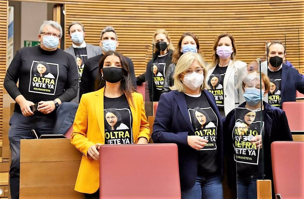 Ciudadanos pide la dimisiÃ³n de Oltra con camisetas de Oltra vete ya en Les Corts