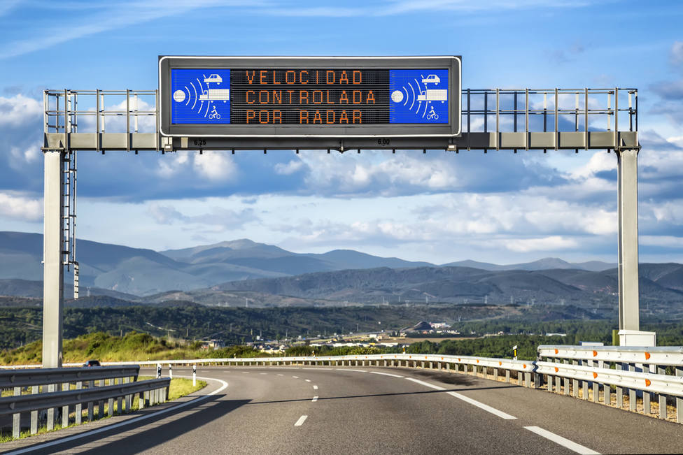 Indicación de radar en una autovía española