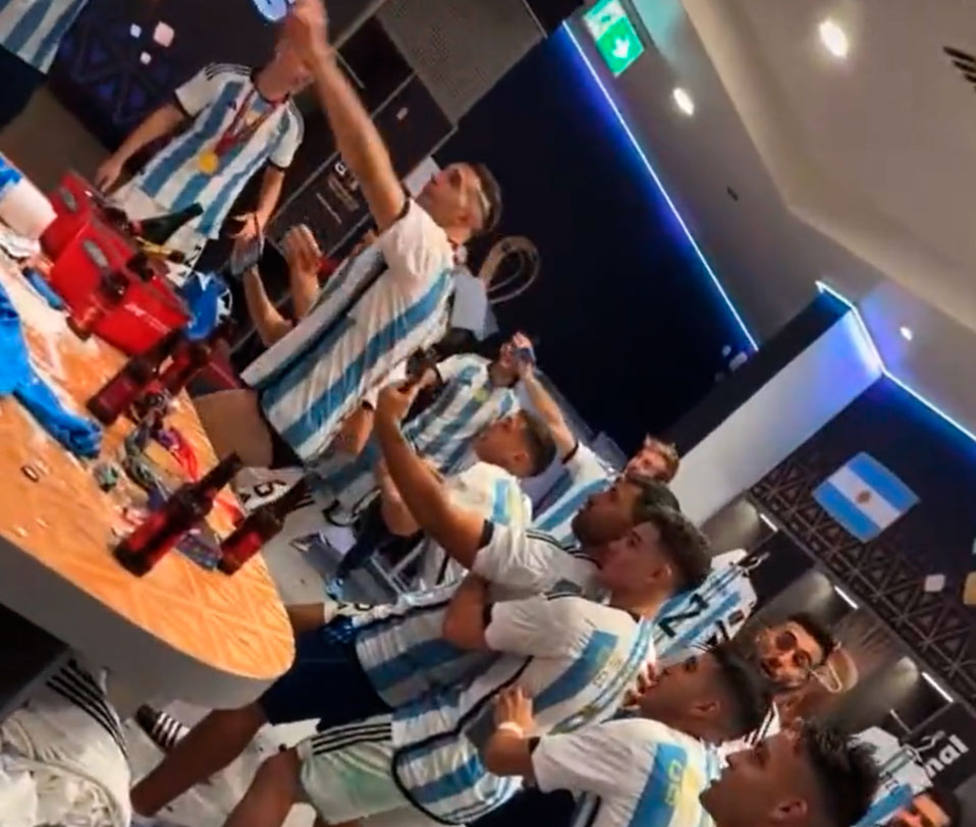 Celebración polémica de Argentina en el vestuario tras ganar el Mundial