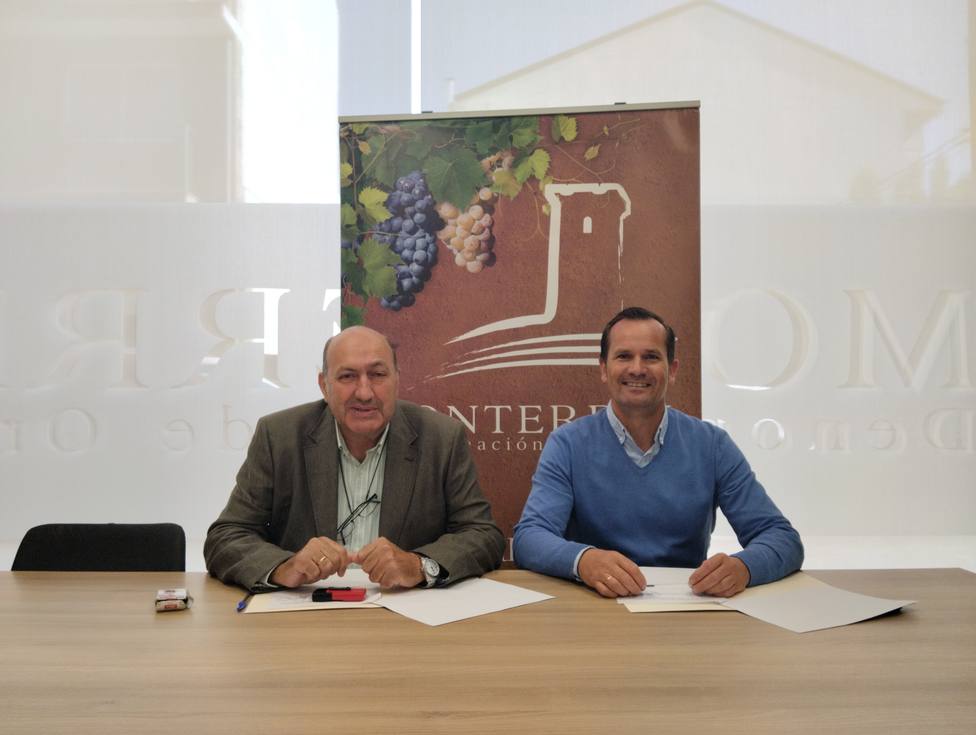 Rogelio Martínez y Jonatas Gago en la firma del convenio para este año