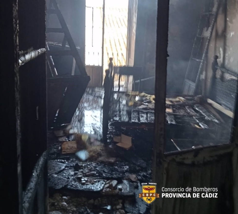Arde en Sanlúcar una casa ocupada que estaba vacía al iniciarse el fuego