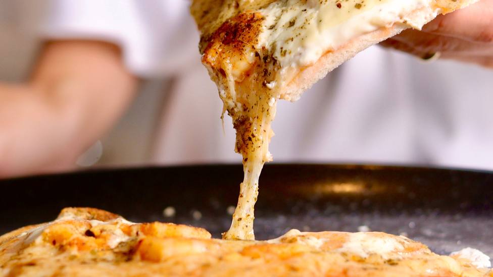 Un extrabajador de una pizzería desvela por qué no cortan las pizzas que envían a domicilio