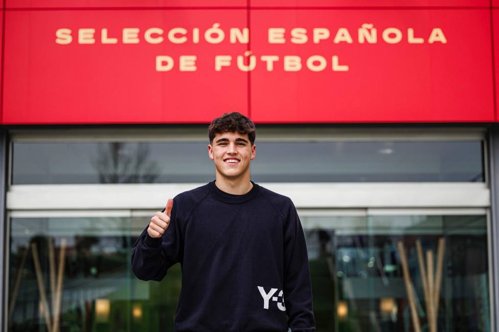 Cubarsí, en su primera convocatoria con la selección española (@sefutbol)