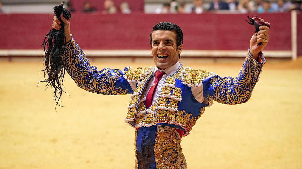 Emilio de Justo con los máximos trofeos simbólicos tras indultar al toro de Juan Pedro en Burgos