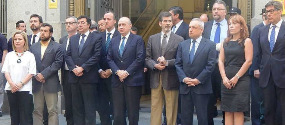El ministro del Interior en las puertas del Ministerio guardando un minuto de silencio por las víctimas de Niza. Foto Ministerio del Interior