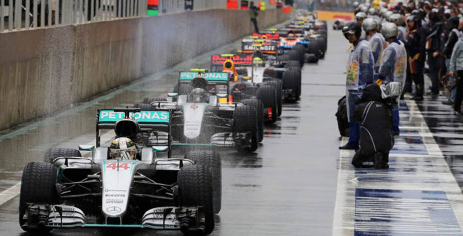 La carrera tuvo que ser parada hasta tres veces por la lluvia en Interlagos. Reuters.