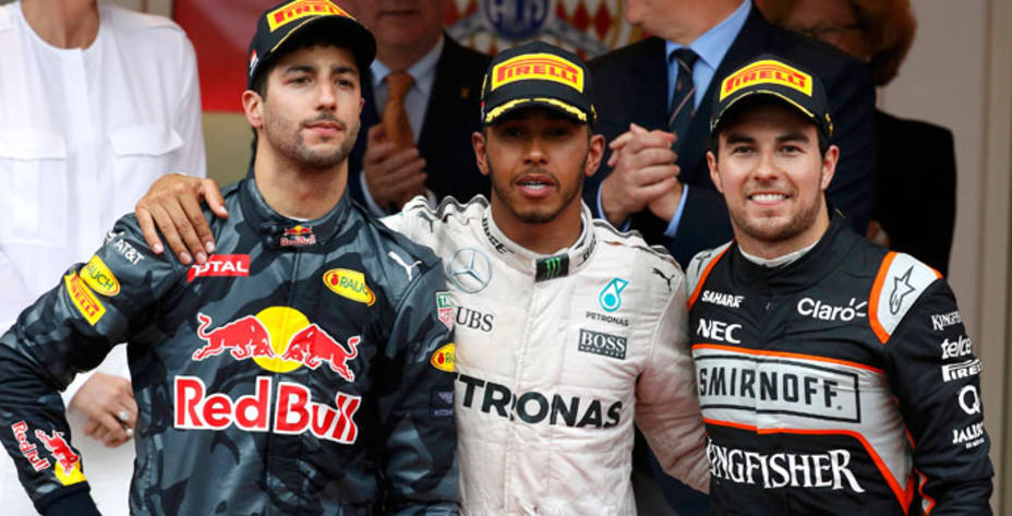 Podio del GP de China: Ricciardo (2º), Hamilton (1º) y Sergio Pérez (3º). Reuters.
