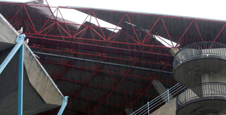El viento provocó graves daños en la cubierta del estadio de Balaídos. Foto: Twitter.