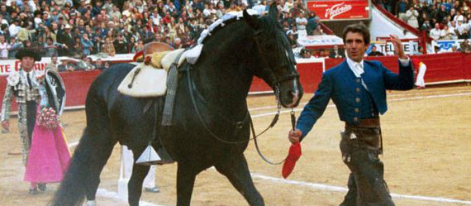El caballo Cagancho junto al rejoneador Pablo Hermoso de Mendoza. Fuente: pablohermoso.net