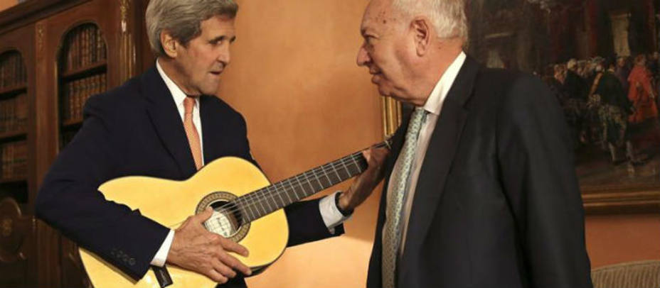 El secretario de Estado de EEUU, John Kerry, con la guitarra española que le regaló el ministro de Asuntos Exteriores, José Manuel García-Margallo. EFE