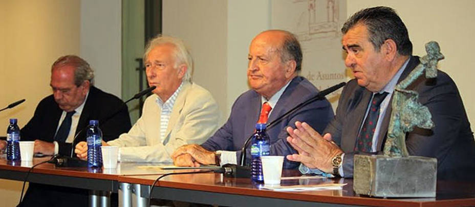 Carlos Abella, Albert Boadella, José Manuel Albendea y Jorge Fajardo durante el acto en la Sala Antonio Bienvenida