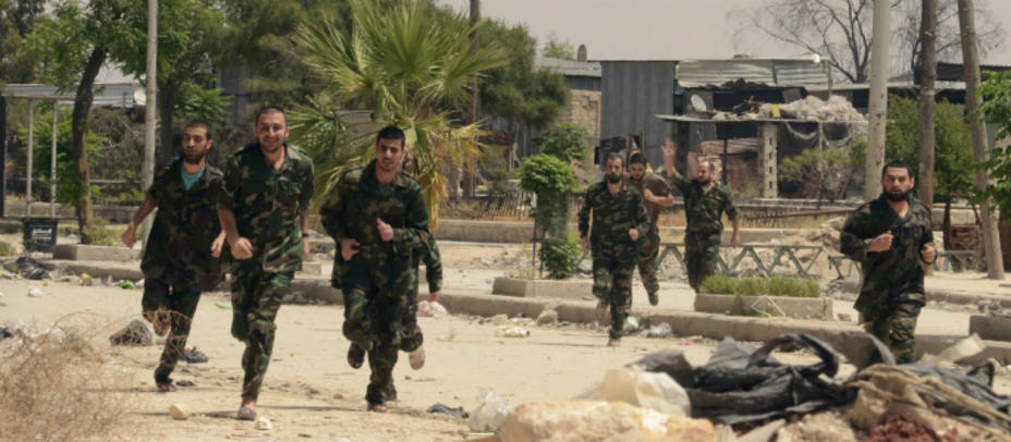 Soldados leales a Al-Asad en Homs tras la marcha de los rebeldes. REUTERS