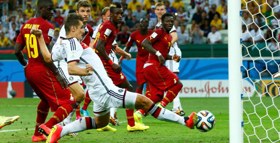 Así remató Klose para marcar su 15º gol en un Mundial. Reuters.