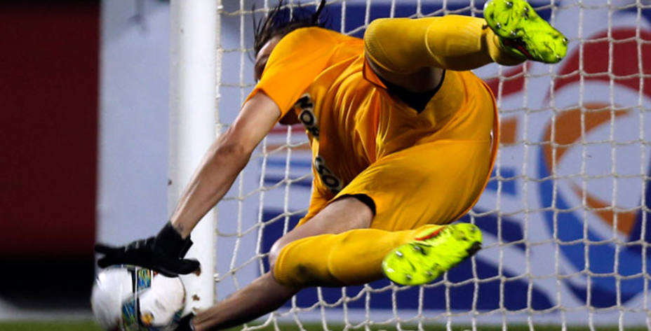 Una parada del portero argentino Armani en la tanda de penaltis llevó a los colombianos a la final. Reuters.