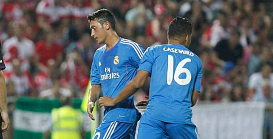 Momento en el que Özil es sutituido por Casemiro en Granada (Reuters)