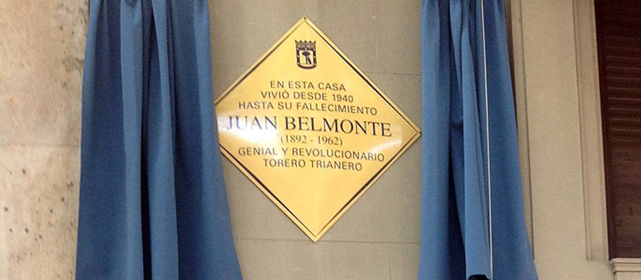 Detalle de la placa en recuerdo a Juan Belmonte colocada en Madrid este miércoles