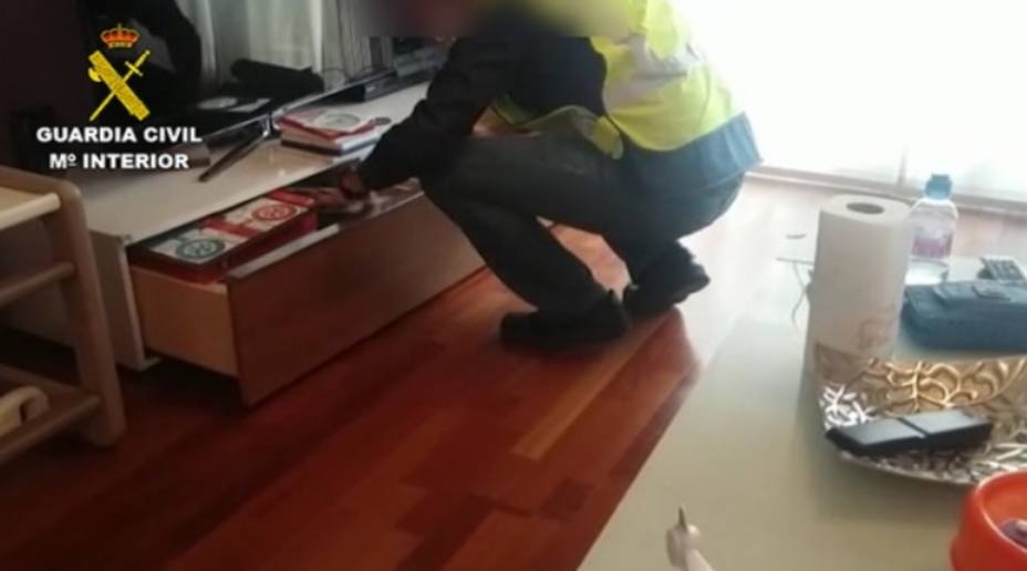 La Guardia Civil registra la vivienda del profesor que durante 3 años acosó a una alumna en Málaga