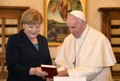 El Papa Francisco recibe a la canciller alemana Angela Merkel. EFE