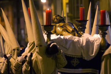 Procesión de La Penitente Hermandad de Jesús Yacente por las calles de Zamora