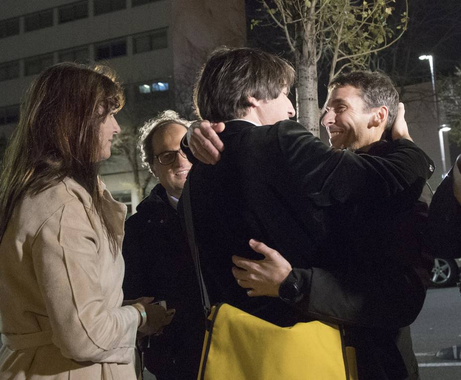 En libertad los Mossos y el profesor que acompañaban a Puigdemont