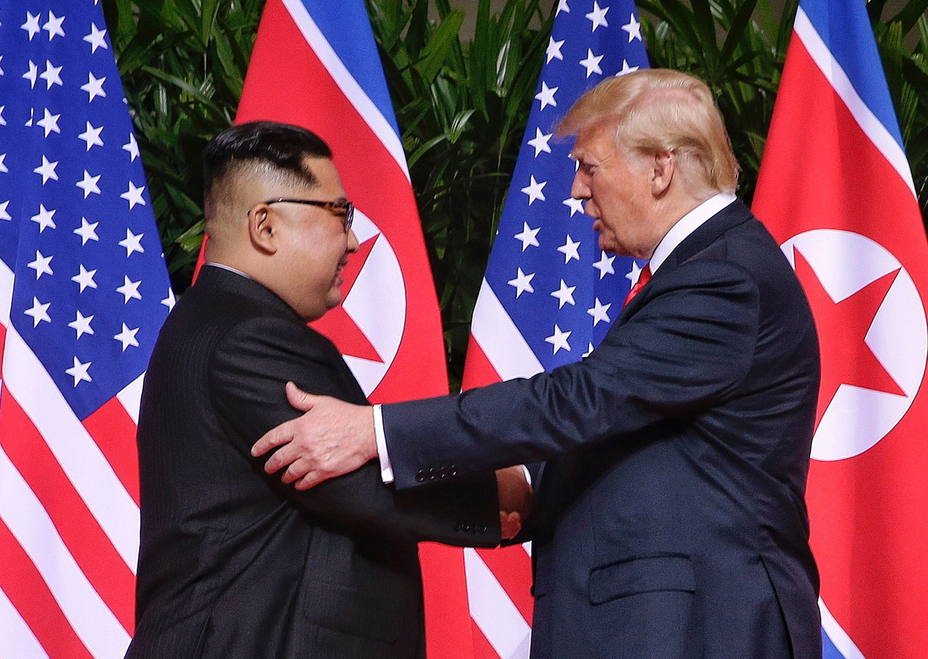 La cumbre entre Trump y Kim comienza con un apretón de manos histórico
