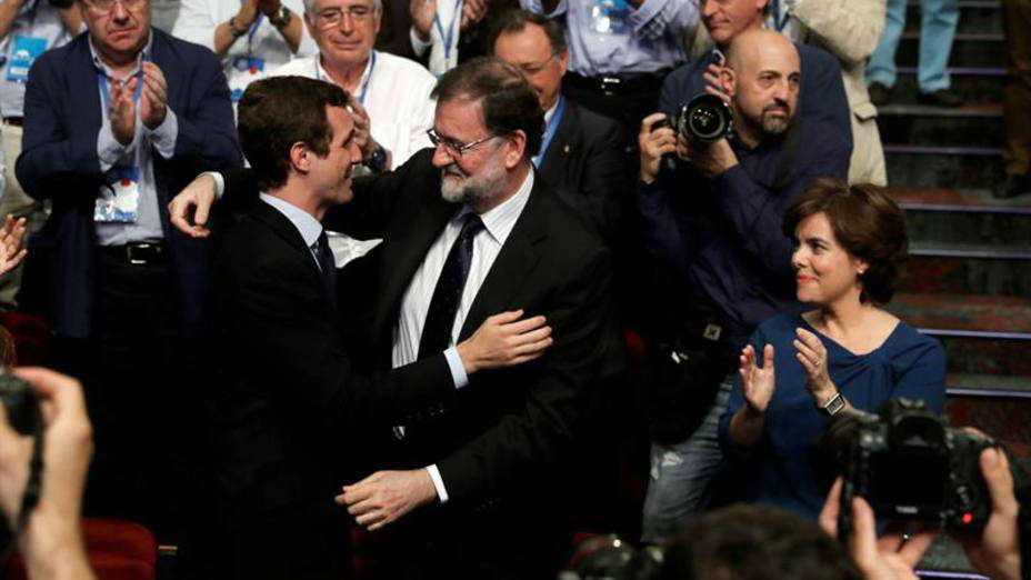 Los compromisarios del PP eligen a Casado como heredero de Rajoy