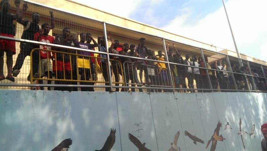 España devuelve a Marruecos a los 116 inmigrantes que saltaron ayer la valla de Ceuta