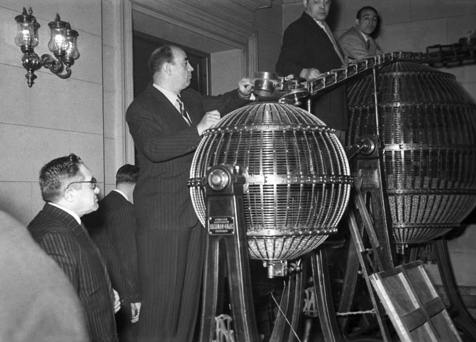 Un momento del sorteo extraordinario de la Lotería de Navidad celebrado en 1954