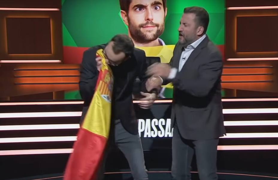 El programa de TV3 que se solidarizó con Dani Mateo esnifa la bandera de España