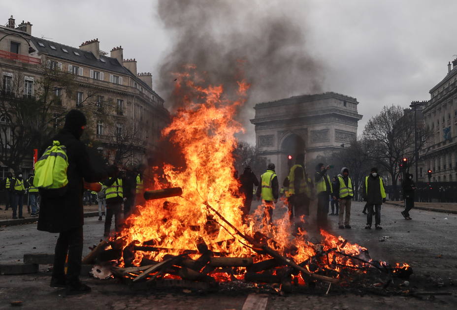 Los chalecos amarillos protestan en París