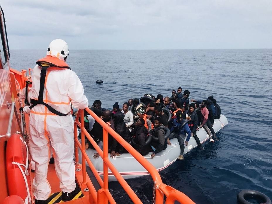 Rescatados 77 inmigrantes de una patera en Mar de Alborán