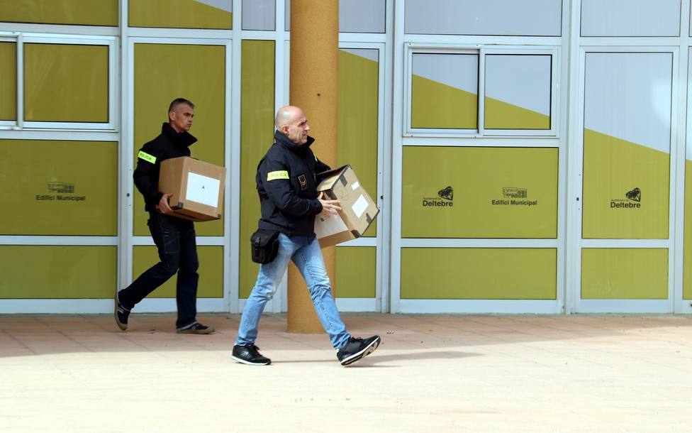 Agentes de los Mossos dEsquadra requisando material del Ayuntamiento de Deltebre, Tarragona.