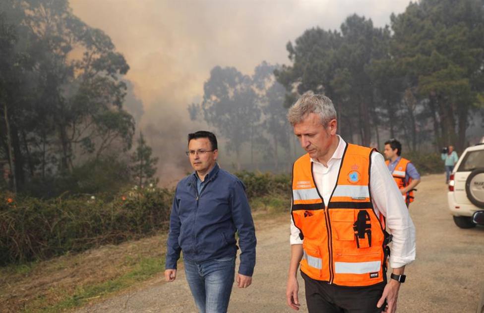 Dos incendios avanzan sin control en la provincia de Ourense; ya han calcinado 20 hectáreas