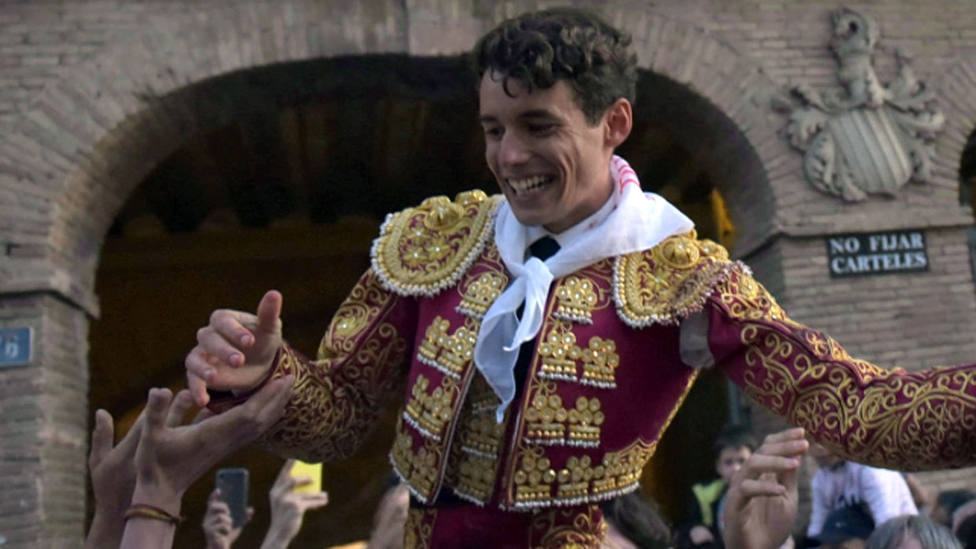 Borja Collado en su salida a hombros este sábado de la plaza de toros de Valencia