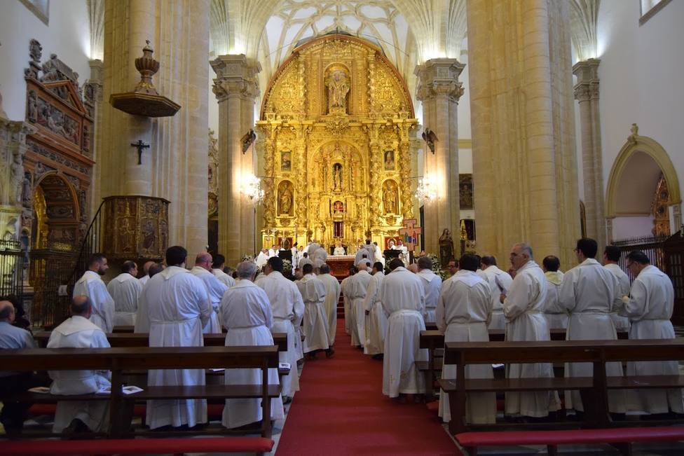 El clero diocesano se reúne en torno al Obispo para celebrar a su patrón