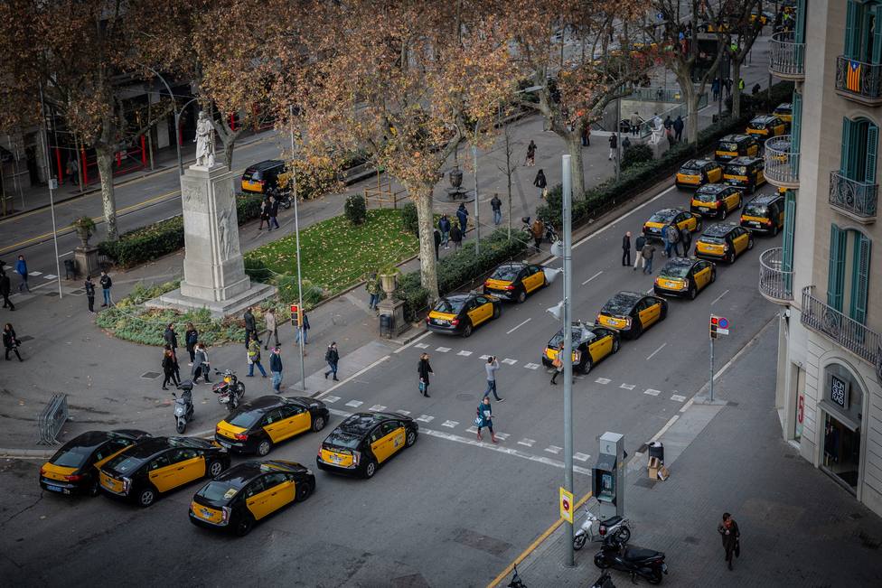 Taxistas de Barcelona piden acabar de una vez el conflicto de los VTC con el nuevo reglamento del AMB