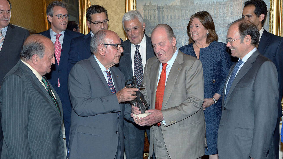 Don Juan Carlos recibiendo el galardón de la Asociación Taurina Parlamentaria